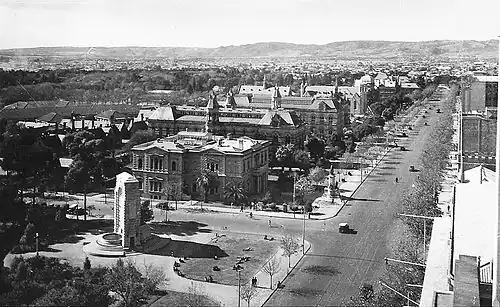 Vue de North Terrace, en direction de l'est depuis les environs de King William Street, vers 1940.