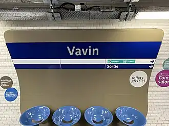 Espace d'attente intégrant le nom de la station.