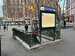Accès no&nbsp;5, « Place Édith-Piaf ».