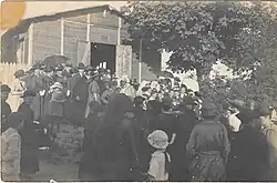 Entrée de la messe dans l'église provisoire en 1922.
