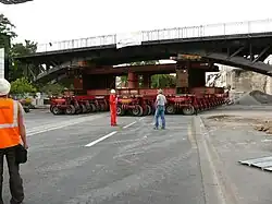 Déplacement de l'ancien tablier, lourd de 650&nbsp;tonnes[18], vers le chantier de l'entreprise sur des remorques Kamag.