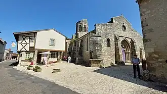 L'église et la maison à colombages.