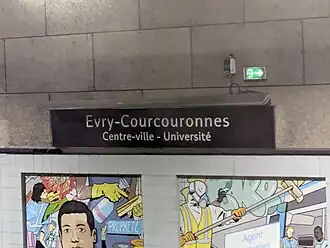 « Évry-Courcouronnes - Centre-Ville - Université » sur les panneaux des quais, en 2025.