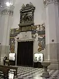 Envers de la façade avec le monument à Daniele Antonini.