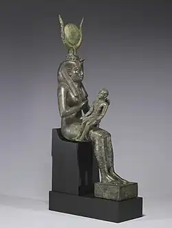 Isis allaitant Horus.