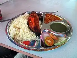 Avec riz, chana masala, chutney de coriandre et crudités.