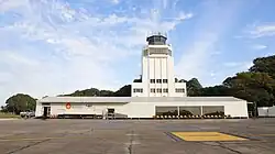 L'aéroport de la ville, Teniente Daniel Jukic.