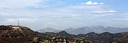 panorama de montagnes avec des habitations dans la vallée, d'une antenne radio et des lettres HOLLYWOOD au sommet de celles de gauche