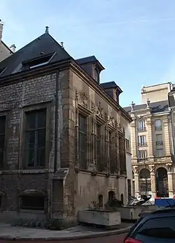 Depuis la cour.