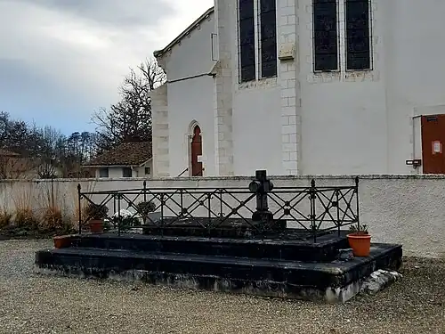 Tombe du marquis et de la marquise de Cornulier, dans le cimetière de Benquet. Fait en granit de Bretagne, il serait la réplique de celui de l'écrivain Chateaubriand