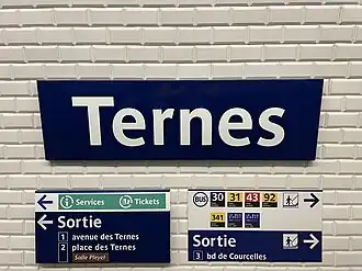 Plaque émaillée indiquant le nom de la station.