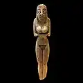 Statuette de femme. Badari ou Nagada I. Ivoire ? H. 8,7 cm. Musée du Louvre[9]