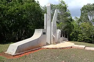 Près d'Alegría de Pío[4] : monument aux révolutionnaires morts à la suite du débarquement du Granma de décembre 1956[n 2]…