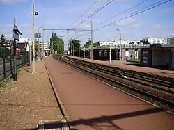 Quais et voies en regardant vers Plaisir - Grignon.
