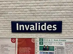 Panneau indiquant le nom de la station.