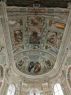 Il soffitto finemente affrescato