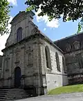Le devant de la chapelle vue en contre-plongée.