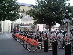 Station de Bicloo no&nbsp;70, Gare Sud. Un des Bicloo a sa selle retournée (demande de maintenance).