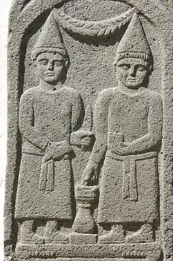 Deux prêtres sur une stèle funéraire. Basalte, époque romaine, IIe&nbsp;siècle apr. J.-C.