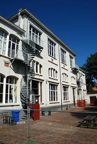 Façade côté cour de récréation.