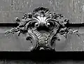 Élément décoratif au niveau des fenêtres.