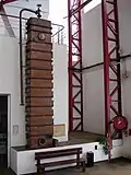 Une colonne à distiller dans le musée.