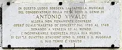 Plaque de pierre, gravée d'un lettrage à la feuille d'or.