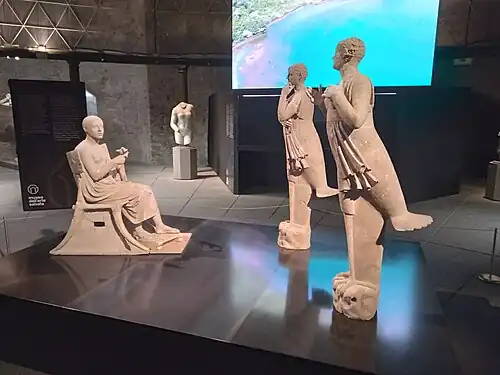 Orphée et les sirènes. Groupe à taille quasi humaine. Terre cuite. Tarente, d'un monument funéraire ou d'un sanctuaire. Fin du IVe&nbsp;siècle[21]