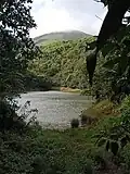 L'étang avec en arrière-fond le volcan de la Citerne.