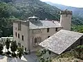 Le château de Nyer est érigé au XVe&nbsp;siècle dans un endroit plus propice