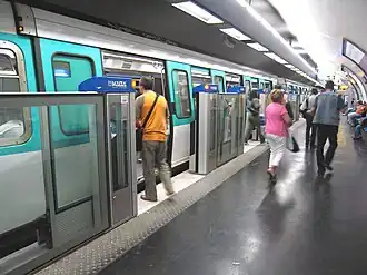Portes palières KABA, en essai en 2006 sur la ligne 13, avec une rame MF 77 à quai.