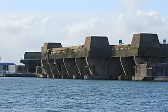 Entrées des alvéoles de Keroman III, vues depuis la rade.