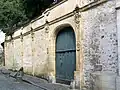 L'hôtel de Rasse de Saint-Simon, rue Bellon. Son élément architectural le plus intéressant est cette muraille Renaissance, qui contraste avec la sobriété de la demeure qu'elle cache.