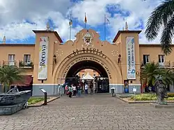 Entrée au marché.