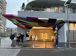 L'accès no&nbsp;2 « Rue Mstislav-Rostropovitch ».