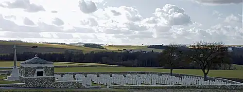 Le cimetière et en arrière-plan le village.