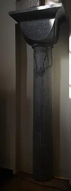Colonne contre le mur gouttereau nord.