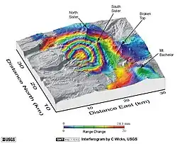 Carte présentant des lignes de couleur concentriques représentant un renflement topographique.