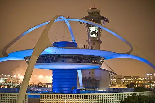 Le Theme Building de nuit