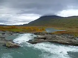 La rivière Miellätno près de son embouchure dans le lac Virihaure