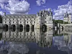 Traversant le Cher, la galerie des Dômes et la galerie des Attelages de Chenonceau par Jean Bullant (1576-1577).