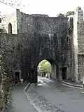 Revers de la Porte Notre-Dame, en descendant la Rue de la Fourchette.