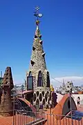 Lanterne, au-dessus de l'escalier d'accès à la terrasse, surmontée d'un soleil, d'une chauve-souris girouette et d'une croix grecque.
