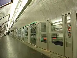 Portes palières à la station Porte Maillot sur le quai inutilisé en direction de Château de Vincennes.