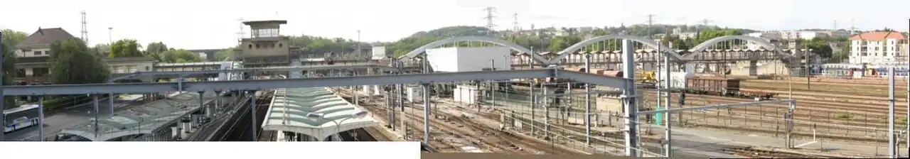 Vue avant les travaux de 2007-2010 : station RATP à gauche (RER B) et passerelle permettant la jonction entre la gare RATP et la gare SNCF (à droite).