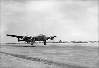 Décollage d'un quadrimoteur (avion militaire à double ailettes)