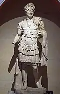 Hadrien revêtu d'une cuirasse. H. 2,40&nbsp;m