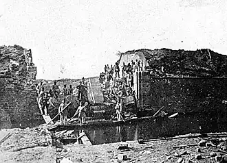 Photo de la porte de pierre détruite