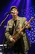 Amazigh Kateb, il mélange les styles traditionnels africains tels que le gnawi, chaâbi et raï.