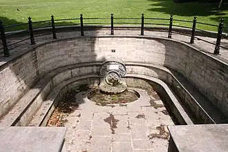 La fontaine.